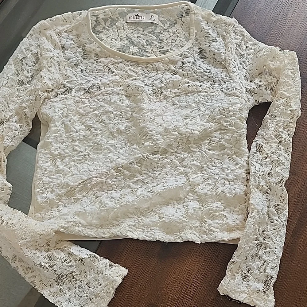 Hollister XS Delicate Lace Cream Long Sleeve Crop Top